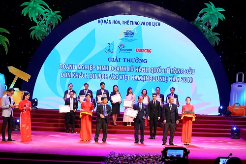 Mr. Nguyen Huu Y Yen - General Director of Saigontourist Travel Company received award for 